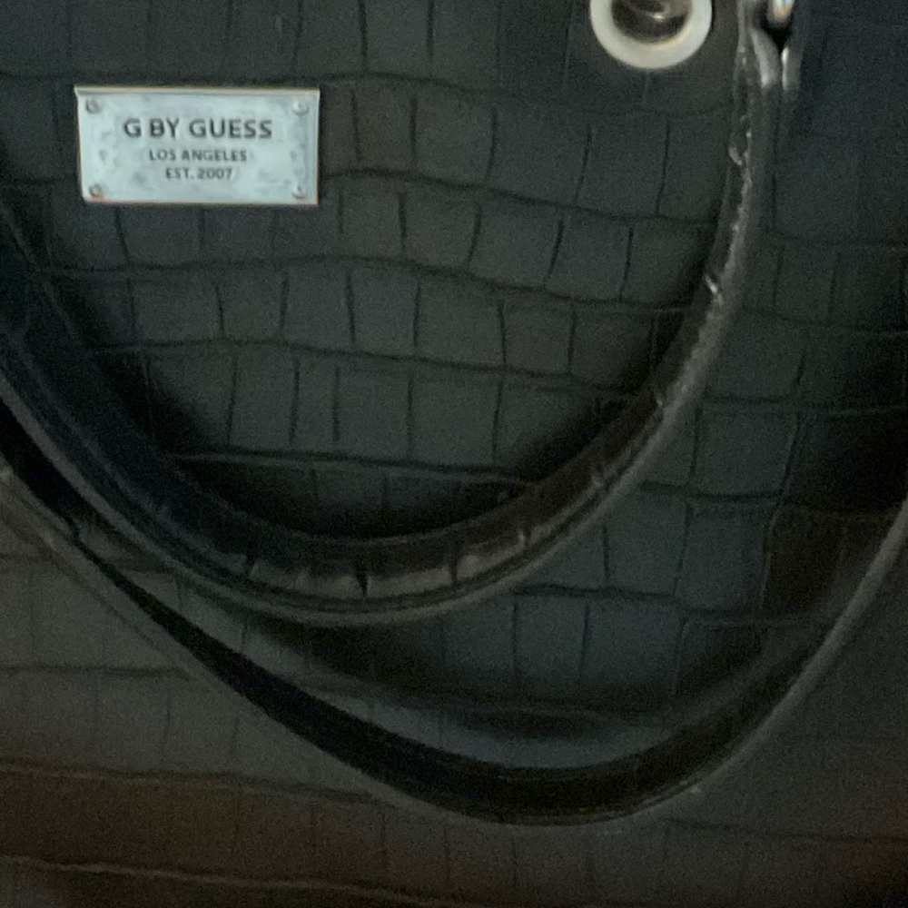 Guess Purse in great condition Medium size